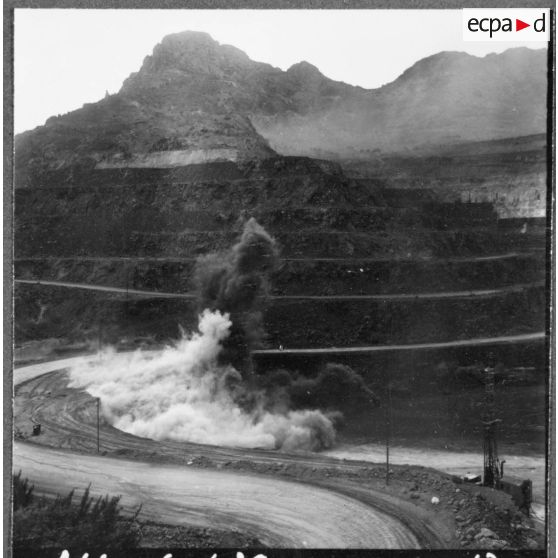 Mines du djebel Ouenza. Abattage par explosif.