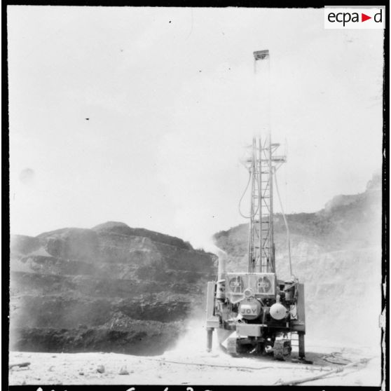 Mines du djebel Ouenza. Sondeuse rotative JOY forant des trous de 150 m.