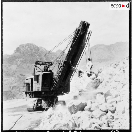 Mines du djebel Ouenza. Sondeuse rotative JOY forant des trous de 150 m. Un chantier de stérile.