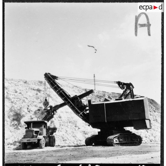 Mines du djebel Ouenza. Sondeuse rotative JOY forant des trous de 150 m. Un chantier de stérile.