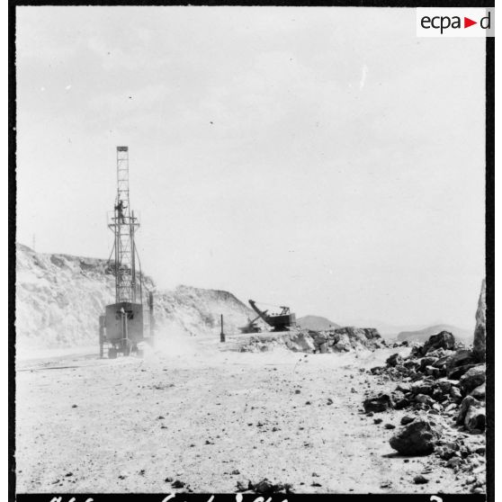 Mines du djebel Ouenza. Sondeuse rotative JOY forant des trous de 150 m.