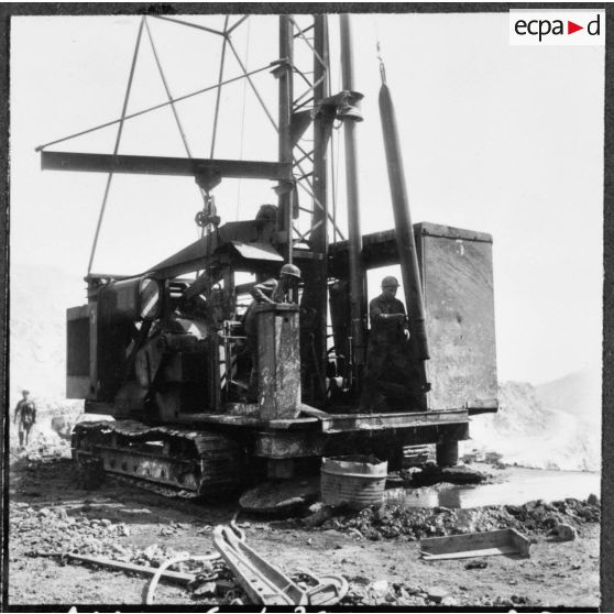 Mines du djebel Ouenza. Sondeuse abattage au travail.