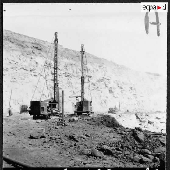 Mines du djebel Ouenza. Sondeuse abattage au travail.