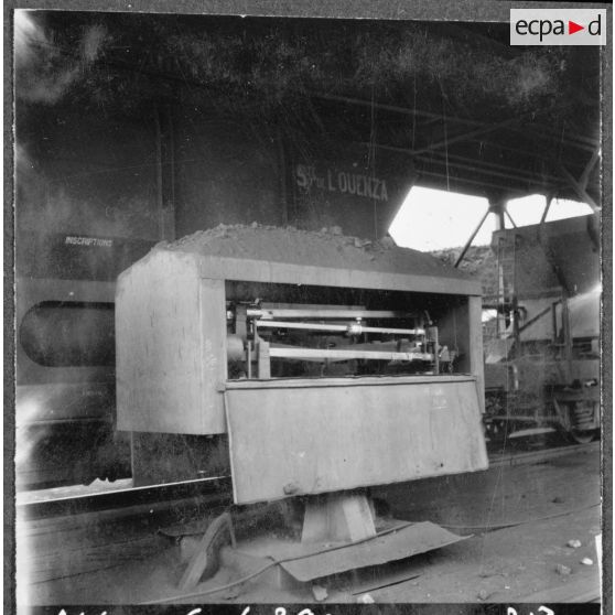 Mines du djebel Ouenza. Les wagons sont posés après chargements.