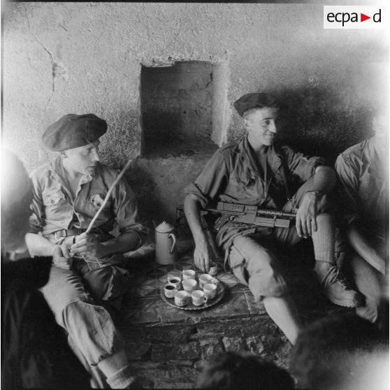 Kabylie. 7e bataillon de chasseurs alpins (BCA). Des soldats prennent un thé ou un café avec des villageois.