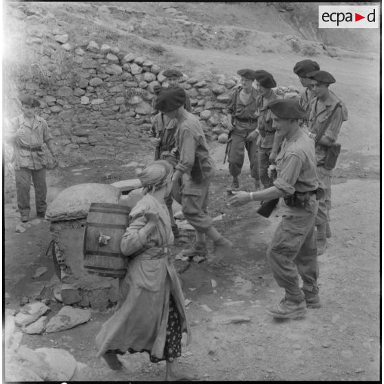 Kabylie. 7e bataillon de chasseurs alpins (BCA) dans un village.
