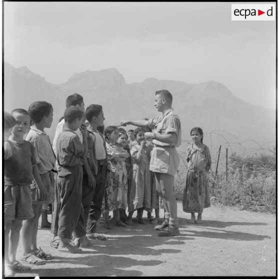 Kabylie. 7e bataillon de chasseurs alpins (BCA). A la deuxième compagnie un sergent, instituteur dans le civil, fait la classe aux jeunes kabyles.