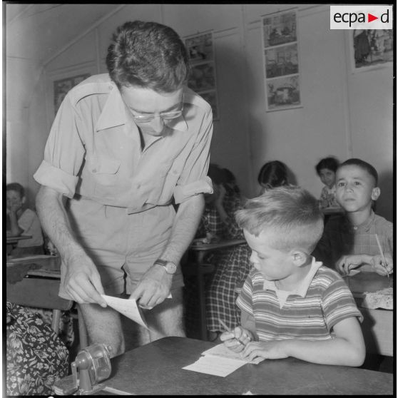 Kabylie. 7e bataillon de chasseurs alpins (BCA). Un chasseur, séminariste à Lyon dans le civil, chargé aussi d'une trentaine d'élève.