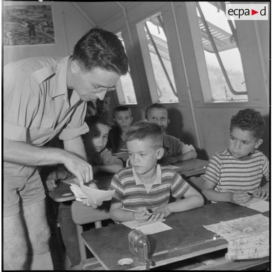 Kabylie. 7e bataillon de chasseurs alpins (BCA). Un chasseur, séminariste à Lyon dans le civil, chargé aussi d'une trentaine d'élève.