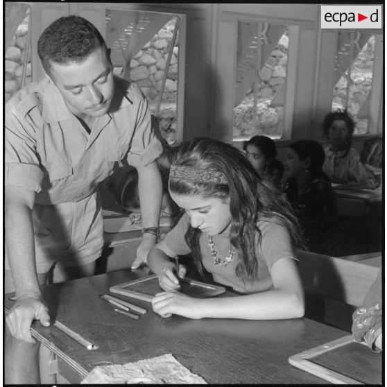 Kabylie. 7e bataillon de chasseurs alpins (BCA). A la deuxième compagnie un sergent, instituteur dans le civil, fait la classe aux jeunes kabyles.