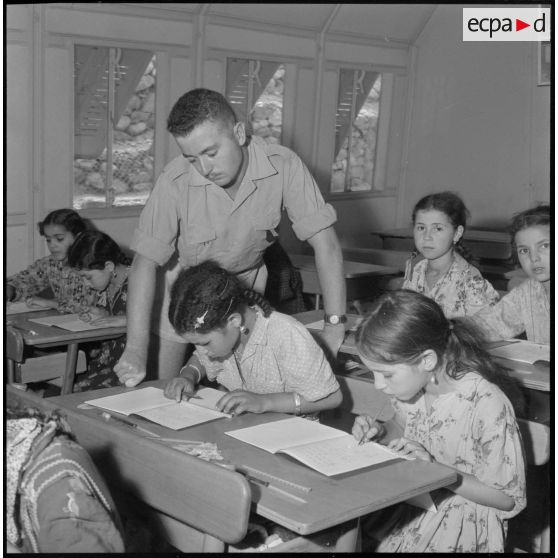 Kabylie. 7e bataillon de chasseurs alpins (BCA). A la deuxième compagnie un sergent, instituteur dans le civil, fait la classe aux jeunes kabyles.