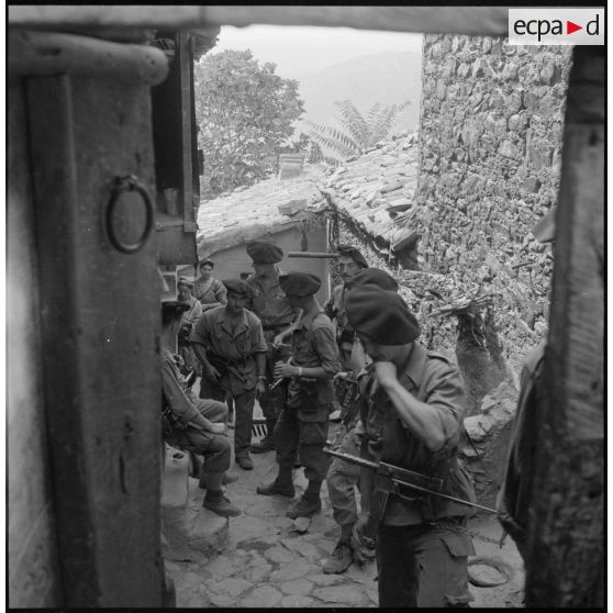 Kabylie. 7e bataillon de chasseurs alpins (BCA). Des soldats à la rencontre des villageois.