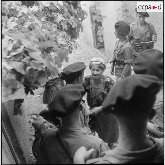 Kabylie. 7e bataillon de chasseurs alpins (BCA). Des soldats à la rencontre des villageois.