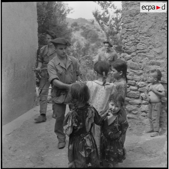 Kabylie. 7e bataillon de chasseurs alpins (BCA). Des soldats à la rencontre des villageois.