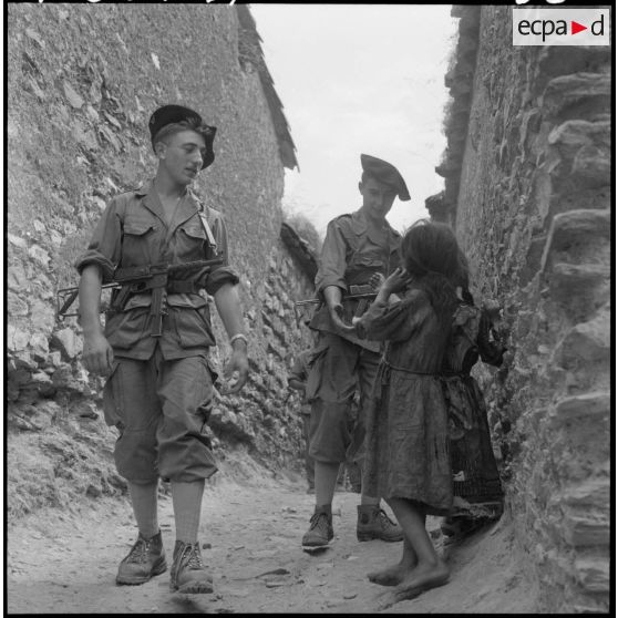 Kabylie. 7e bataillon de chasseurs alpins (BCA). Des soldats à la rencontre des villageois.