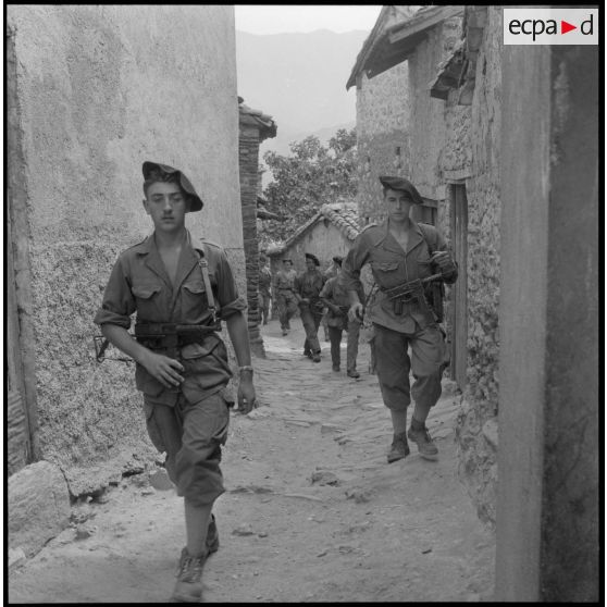 Kabylie. 7e bataillon de chasseurs alpins (BCA). Des soldats à la rencontre des villageois.