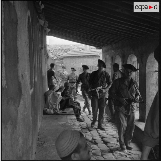 Kabylie. 7e bataillon de chasseurs alpins (BCA). Des soldats à la rencontre des villageois.
