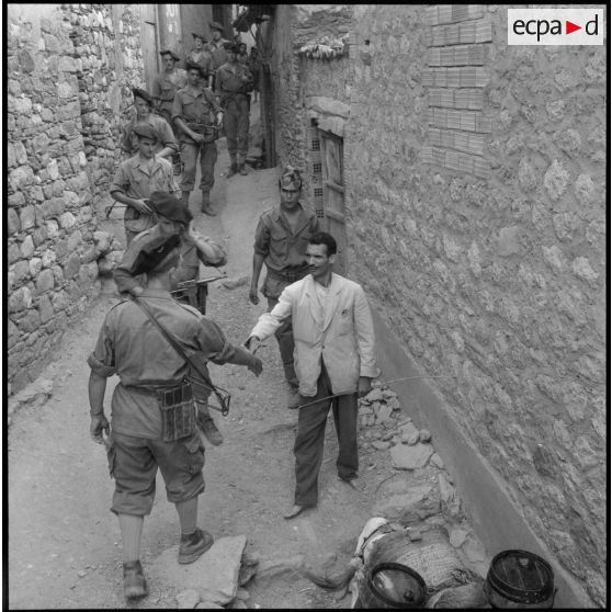 Kabylie. 7e bataillon de chasseurs alpins (BCA). Des soldats à la rencontre des villageois.