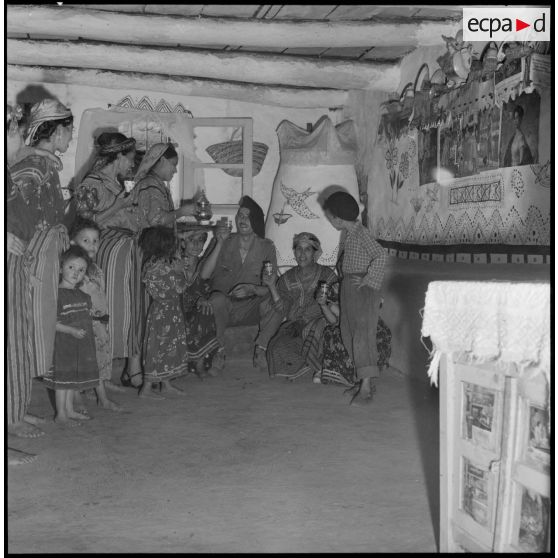 Kabylie. 7e bataillon de chasseurs alpins (BCA). Des soldats prennent un thé avec des villageoises dans une maison.