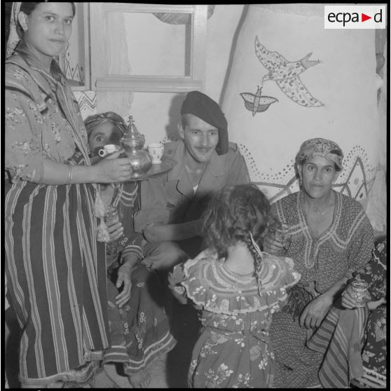 Kabylie. 7e bataillon de chasseurs alpins (BCA). Des soldats prennent un thé avec des villageoises dans une maison.