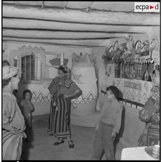 Kabylie. 7e bataillon de chasseurs alpins (BCA). Des soldats prennent un thé avec des villageoises dans une maison.