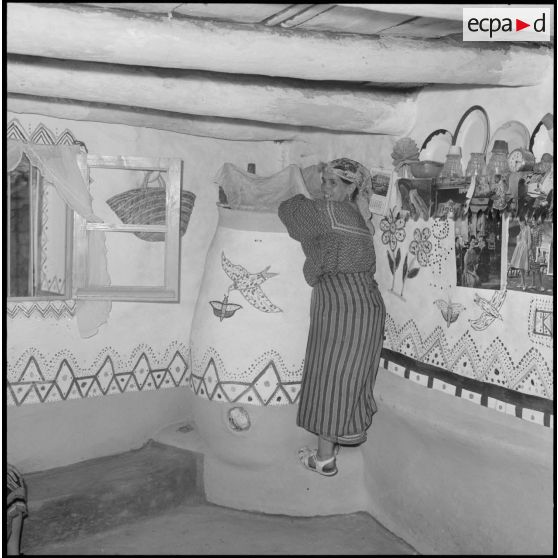 Kabylie. 7e bataillon de chasseurs alpins (BCA). Des soldats prennent un thé avec des villageoises dans une maison.