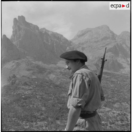 Kabylie. 7e bataillon de chasseurs alpins (BCA). Un soldat en patrouille.
