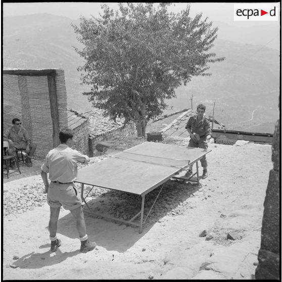 27e bataillon de chasseurs alpins (27e BCA). A Moknea, une partie de tennis de table entre deux sergents.