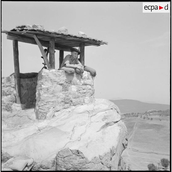 27e bataillon de chasseurs alpins (27e BCA). Poste de garde à Moknea, mirador perché sur un rocher.
