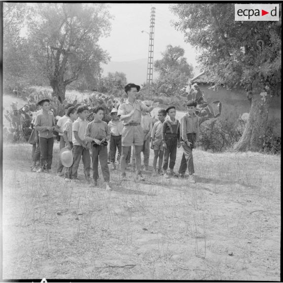 27e bataillon de chasseurs alpins (27e BCA). A Aït Issad, un chasseur est instituteur.