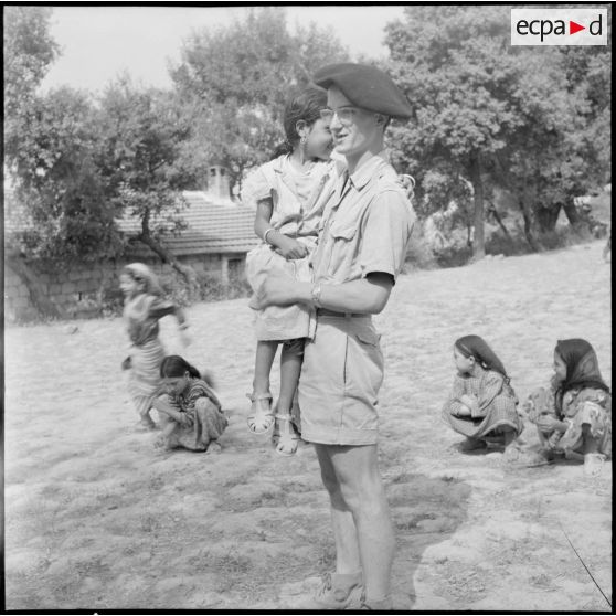 27e bataillon de chasseurs alpins (27e BCA). A Aït Issad, un chasseur est instituteur.