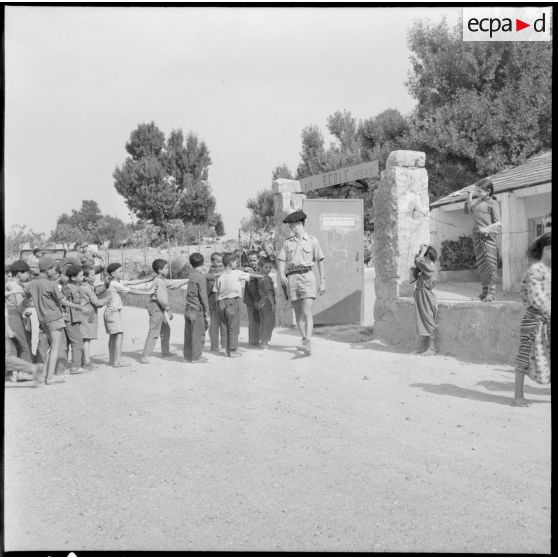 27e bataillon de chasseurs alpins (27e BCA). A Aït Issad, un chasseur est instituteur.