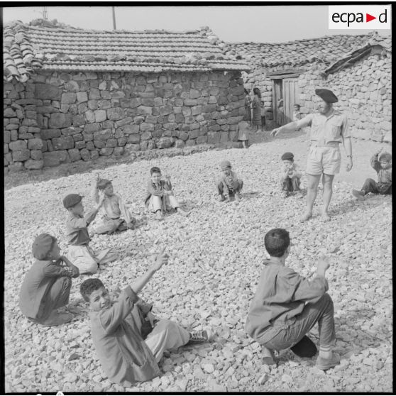 27e bataillon de chasseurs alpins (27e BCA). Un chasseur instituteur instruit depuis 5 mois à Iril Tizi.