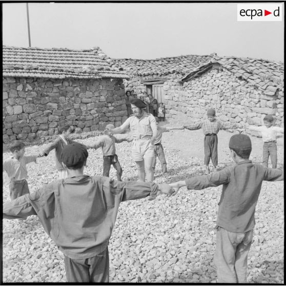 27e bataillon de chasseurs alpins (27e BCA). Un chasseur instituteur instruit depuis 5 mois à Iril Tizi.