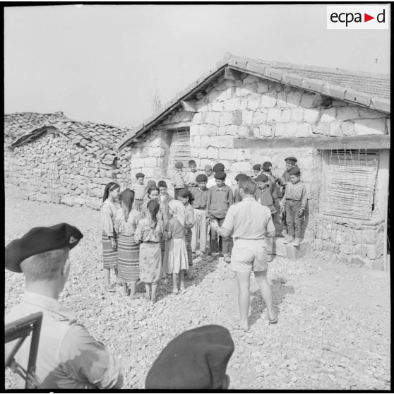 27e bataillon de chasseurs alpins (27e BCA). Un chasseur instituteur instruit depuis 5 mois à Iril Tizi.