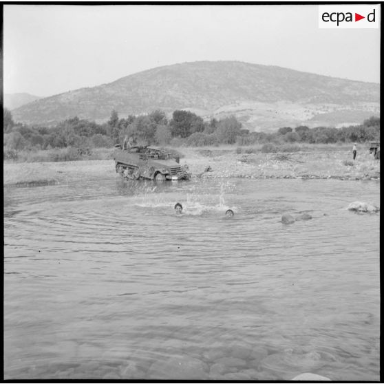 27e bataillon de chasseurs alpins (27e BCA). Dans l'oued de Boubehim l'heure de la baignade.