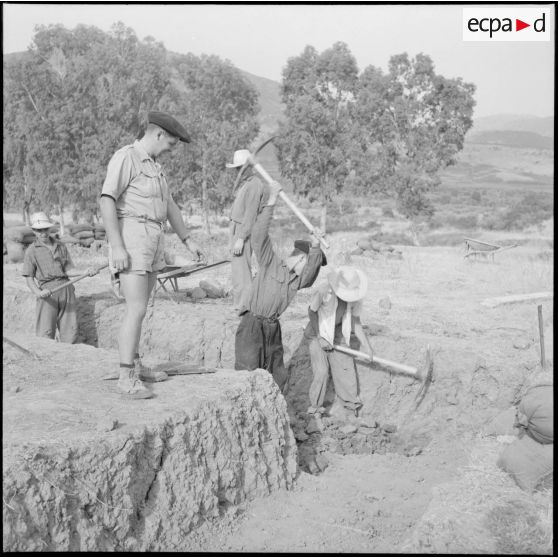 27e bataillon de chasseurs alpins (27e BCA). Un chasseur dirige un chantier pour la construction d'une tour.