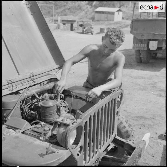 27e bataillon de chasseurs alpins (27e BCA). Un sergent s'occupe d'un moteur de jeep.