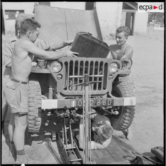 27e bataillon de chasseurs alpins (27e BCA). Deux sergents sont du garage à Iffigha.