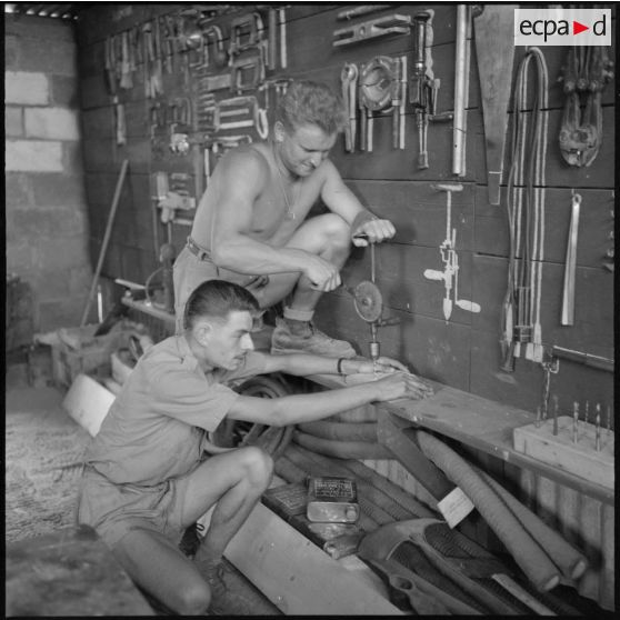 27e bataillon de chasseurs alpins (27e BCA). Deux savoyards dans le magasin du corps à Iffigha.