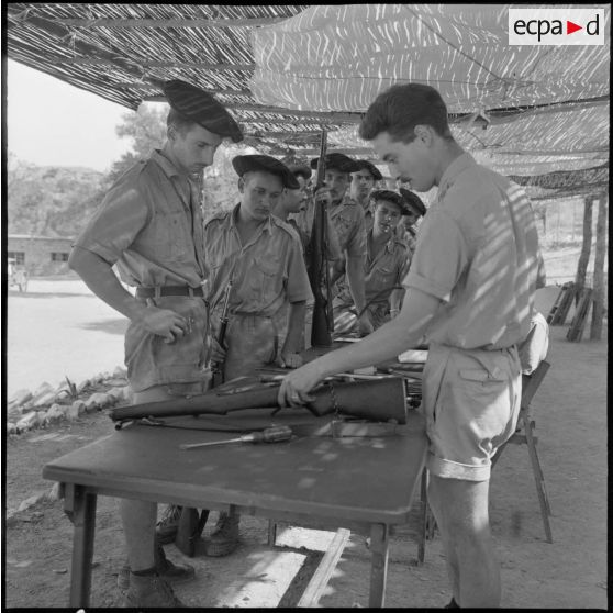 27e bataillon de chasseurs alpins (27e BCA). Revue d'armes à Iffigha.