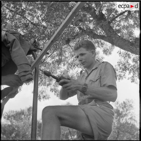 27e bataillon de chasseurs alpins (27e BCA). Petits travaux utiles : un chasseur améliore la toiture de son 4x4.