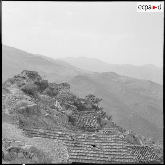 27e bataillon de chasseurs alpins (27e BCA). Un village et des montagnes.