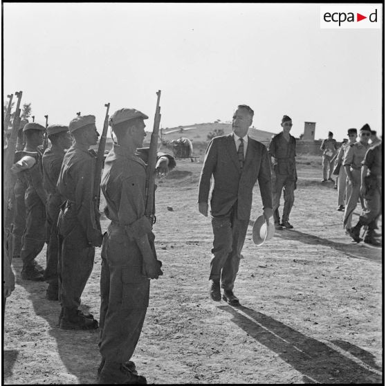 Région d'Alger. Pierre Messmer passe les troupes en revue à Sidi Naamane.