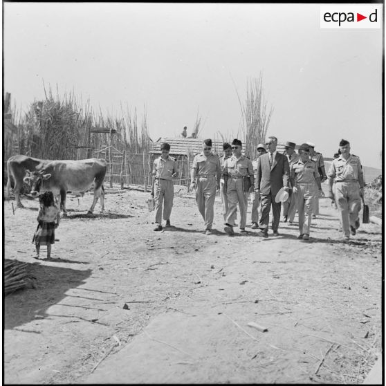 Région d'Alger. Pierre Messmer en visite dans le village regroupé.