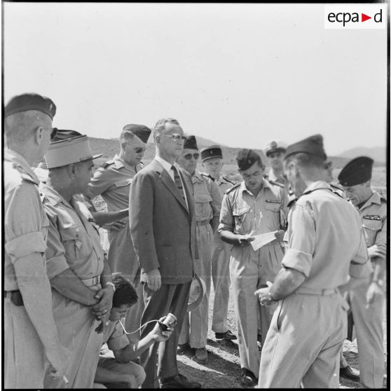 Région d'Alger. Poste isolé : Pierre Messmer et le général Vezinet.