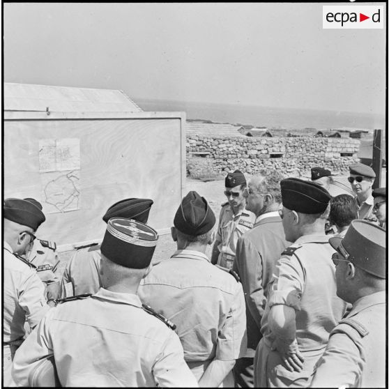 Région d'Alger. Poste isolé : Pierre Messmer et le général Vezinet.