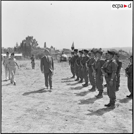Région d'Alger. Pierre Messmer visite le sous-quartier de Desaix et passe les troupes en revue.