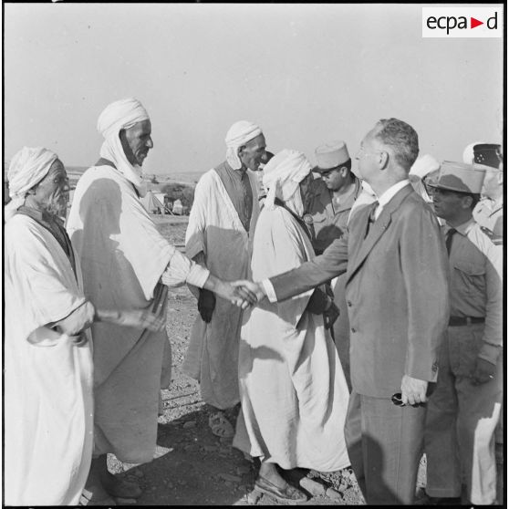 Région d'Alger. A la section administrative spécialisée (SAS) Pierre Messmer s'adresse à la population du village.