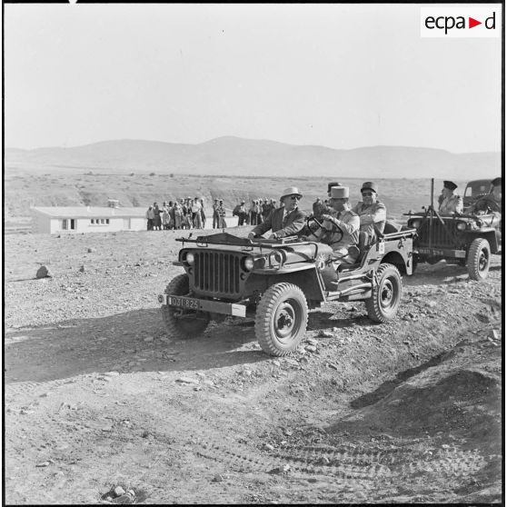 Pierre Messmer visite les habitations du village regroupé de Sidi Naamane.